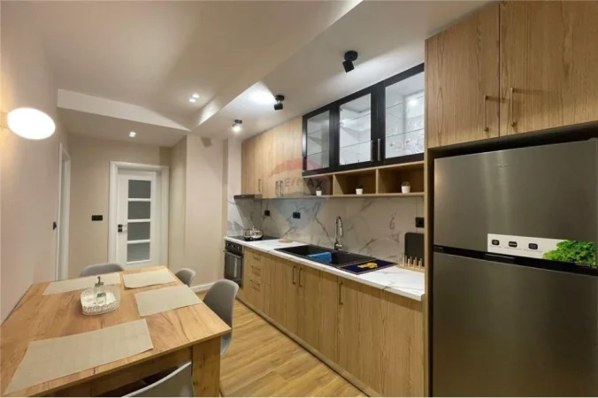 Vlore, jepet me qera apartament 1+1 Kati 3, 70 m² 450 € (Rruga Dush Strati, Vlore)