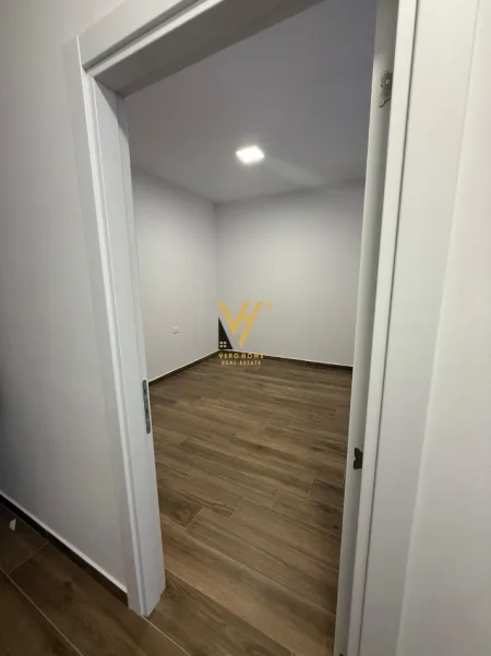 Tirane, jepet me qera zyre Kati 3, 130 m² 650 € (FARMACIA 10)