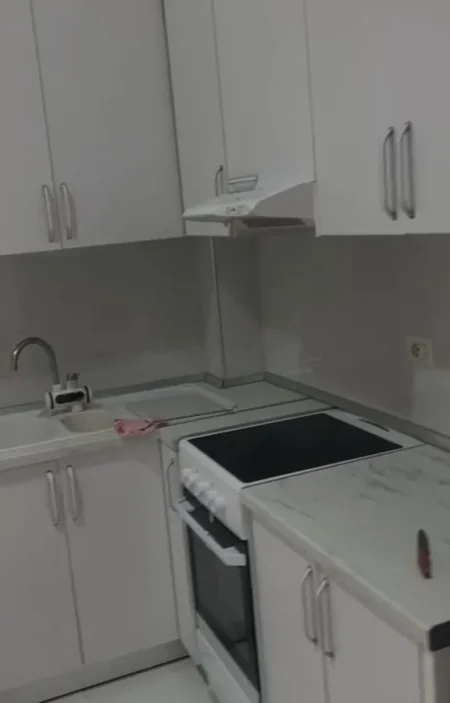 Tirane, jepet me qera apartament 1+1 Kati 1, 50 m² 350 € (Prane Xhamis Xhura Oxhaku)