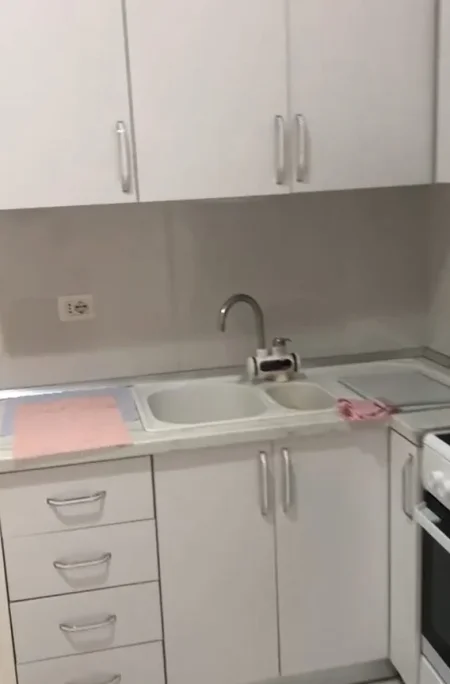Tirane, jepet me qera apartament 1+1 Kati 1, 50 m² 350 € (Prane Xhamis Xhura Oxhaku)