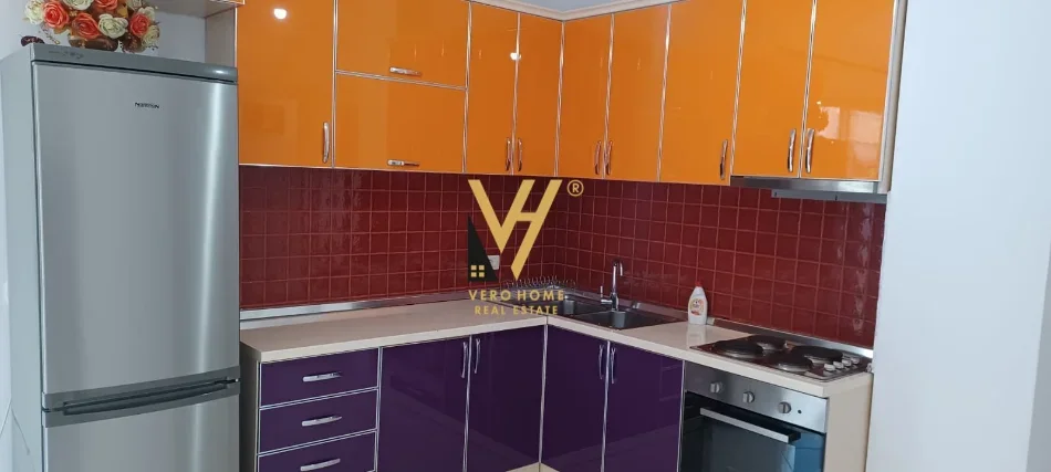 Tirane, jepet me qera apartament 2+1+Ballkon Kati 4, 110 m² 420 € (FRESKU)