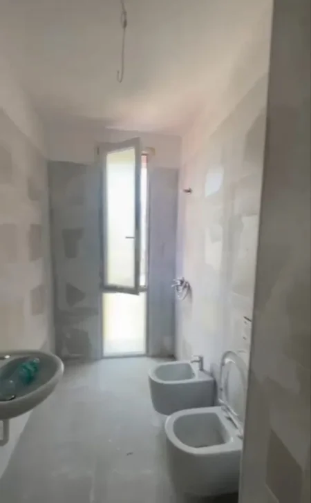 Tirane, jepet me qera ambjent biznesi Kati 5, 149 m² 900 € (Farmacia 10)