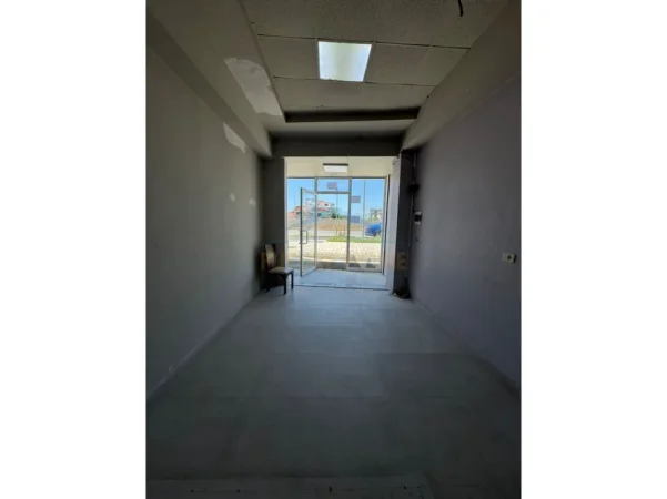 Tirane, jepet me qera ambjent biznesi Kati 0, 30 m² 420 € (UNAZA E RE)