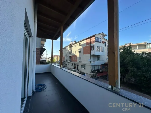 Tirane, jepet me qera apartament 2+1+Ballkon Kati 1, 120 m² 800 € (liqeni i thate)