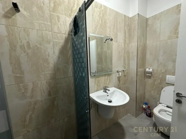 Tirane, jepet me qera apartament 2+1+Ballkon Kati 1, 120 m² 800 € (liqeni i thate)