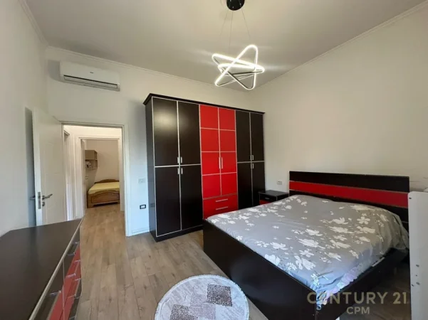 Tirane, jepet me qera apartament 2+1+Ballkon Kati 1, 120 m² 800 € (liqeni i thate)