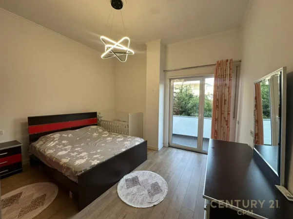 Tirane, jepet me qera apartament 2+1+Ballkon Kati 1, 120 m² 800 € (liqeni i thate)