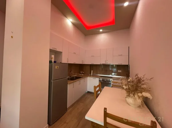 Tirane, jepet me qera apartament 2+1+Ballkon Kati 1, 120 m² 800 € (liqeni i thate)