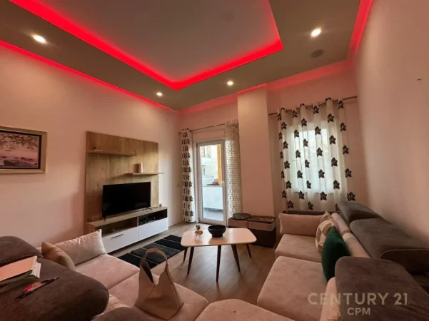 Tirane, jepet me qera apartament 2+1+Ballkon Kati 1, 120 m² 800 € (liqeni i thate)