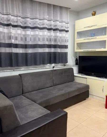 Tirane, jepet me qera apartament 1+1 Kati 3, 60 m² 500 € (ALI DEMI)