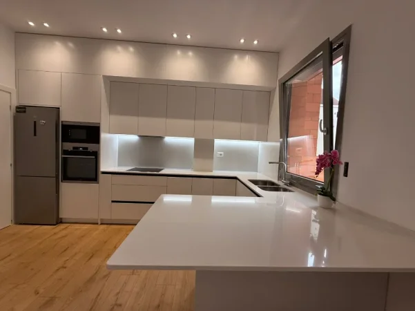 Tirane, jepet me qera apartament 2+1 Kati 7, 90 m² 900 € (kinostudio)