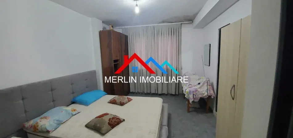 Tirane, jepet me qera apartament 1+1+Ballkon Kati 5, 60 m² 400 € (BRRYLI)