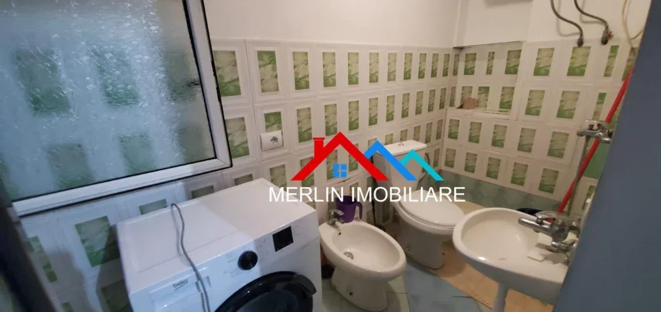 Tirane, jepet me qera apartament 1+1+Ballkon Kati 5, 60 m² 400 € (BRRYLI)
