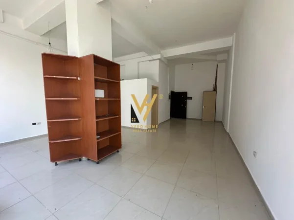 Tirane, jepet me qera ambjent biznesi Kati 0, 54 m² 520 € (ASTIR)