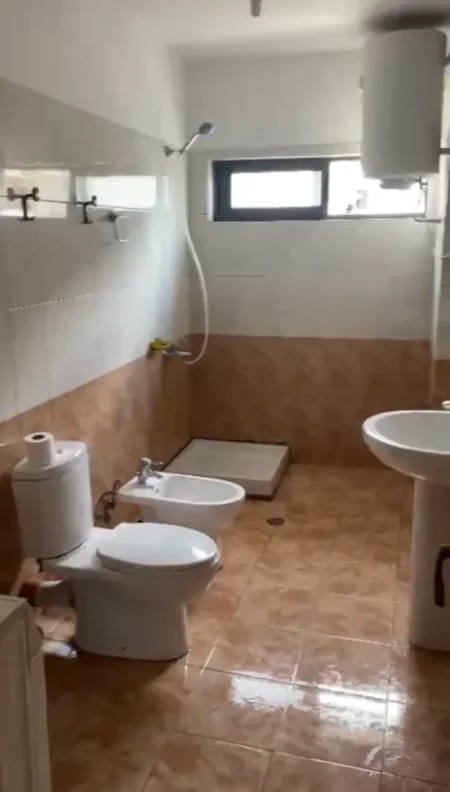 Tirane, jepet me qera apartament 2+1 Kati 8, 100 m² 550 € (Rruga e Kavajes prane Square 21)