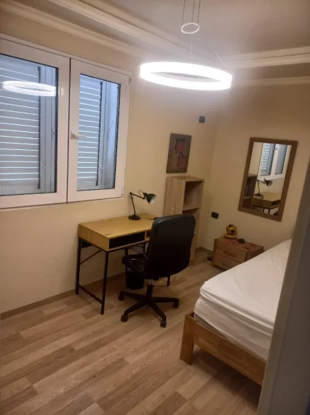 Tirane, Vile 1+1+Aneks Kati 2, 85 m² 300 € (Rruga Nozllaku Yrshek)