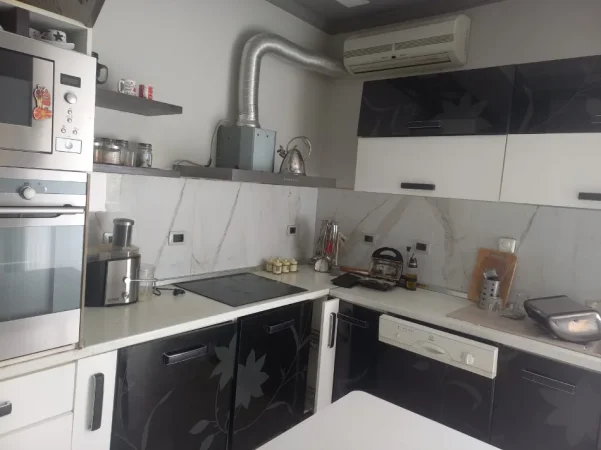 Tirane, Vile 1+1+Aneks Kati 2, 85 m² 300 € (Rruga Nozllaku Yrshek)