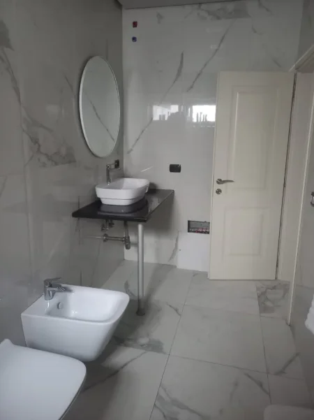 Tirane, Vile 1+1+Aneks Kati 2, 85 m² 300 € (Rruga Nozllaku Yrshek)