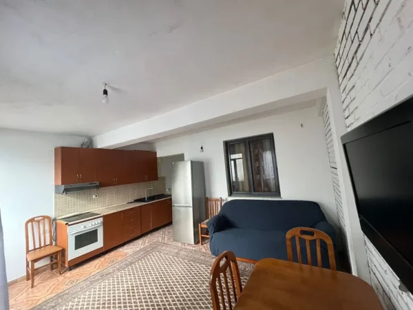 Tirane, jepet me qera apartament 1+1 Kati 1, 55 m² 200 € (Zona 5 Maji)