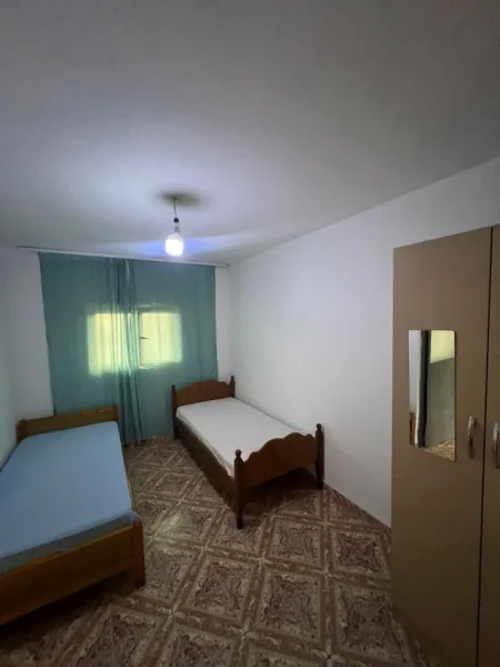 Tirane, jepet me qera apartament 1+1 Kati 1, 55 m² 200 € (Zona 5 Maji)