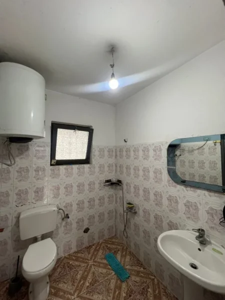 Tirane, jepet me qera apartament 1+1 Kati 1, 55 m² 200 € (Zona 5 Maji)
