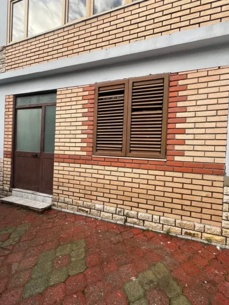 Tirane, jepet me qera apartament 1+1 Kati 1, 55 m² 200 € (Zona 5 Maji)