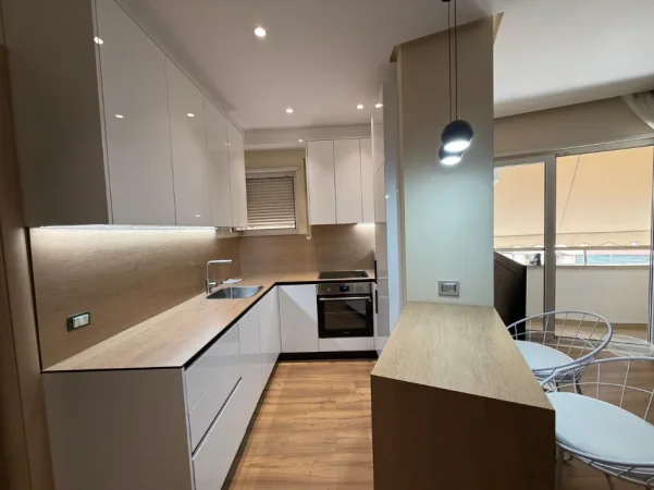 Tirane, jepet me qera apartament 1+1+Ballkon Kati 1, 70 m² 800 € (Pazari i ri)