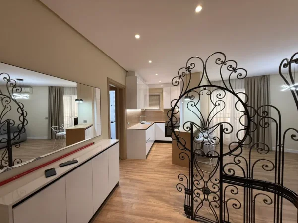 Tirane, jepet me qera apartament 1+1+Ballkon Kati 1, 70 m² 800 € (Pazari i ri)