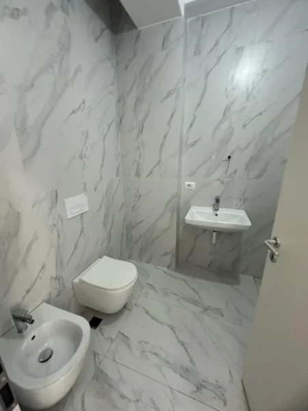 Shqiperi, jepet me qera apartament 2+1+Aneks+Ballkon Kati 7, 450 € 