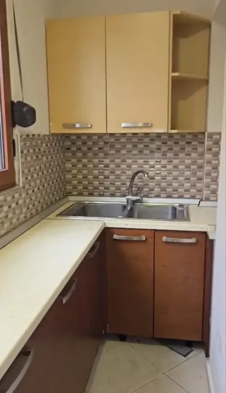 Tirane, jepet me qera apartament 2+1 Kati 1, 118 m² 600 € (Rruga E Elbasanit)