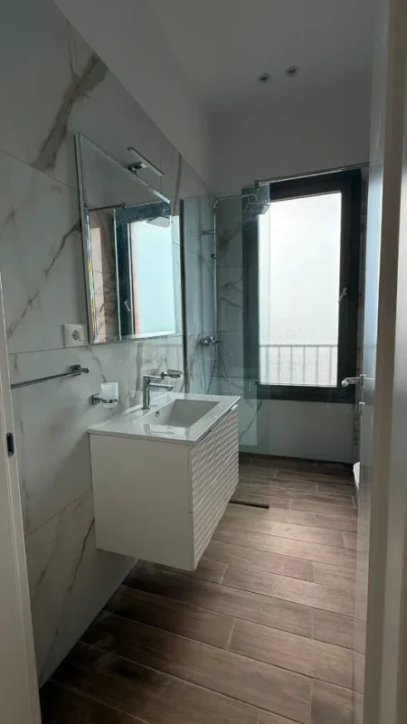 Tirane, jepet me qera apartament 2+1 Kati 7, 90 m² 900 € (allias)