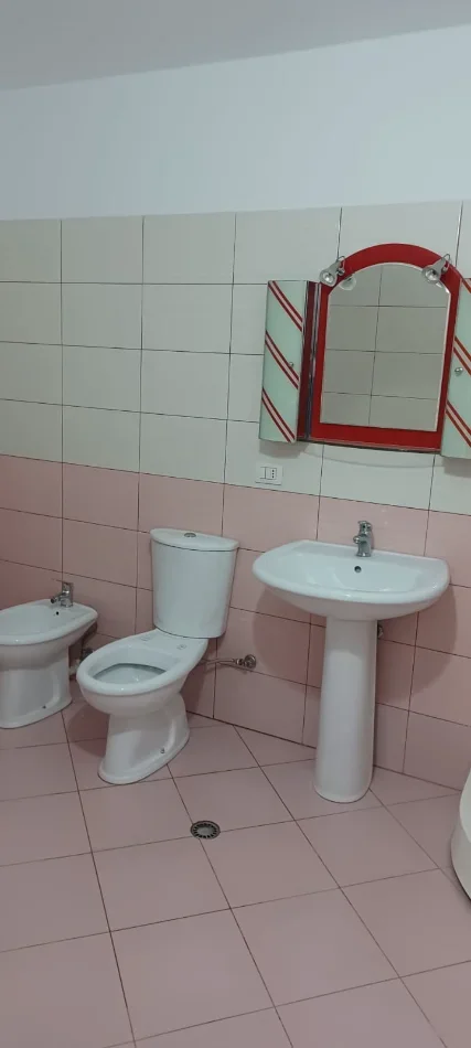 Tirane, jepet me qera Apartament 2+1, Mobiluar, Kati 4, Çmimi 40.000 Leke te Reja, në FRESK, Tiranë.