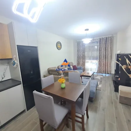 Tirane, jepet me qera apartament 1+1+Ballkon Kati 2, 70 m² 578 € 