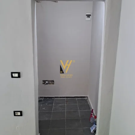 Tirane, jepet me qera zyre Kati 0, 20 m² 520 € (ISH EKSPOZITA)