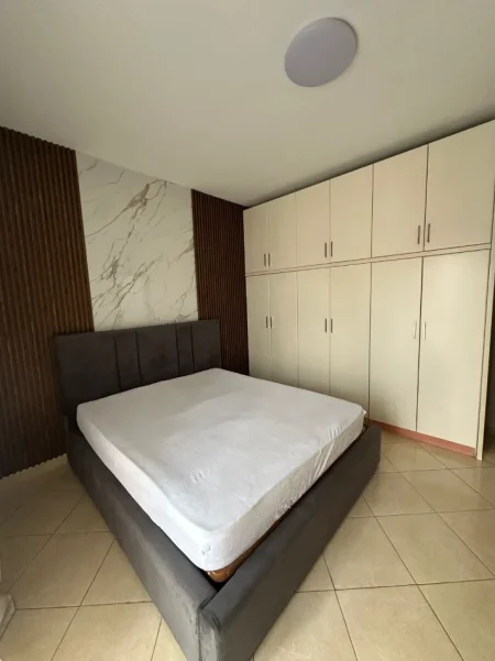 Tirane, jepet me qera apartament 2+1 Kati 4, 98 m² 800 € (Qender)