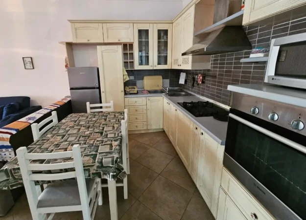 Tirane, jepet me qera apartament 2+1+Ballkon , 110 m² 650 € 