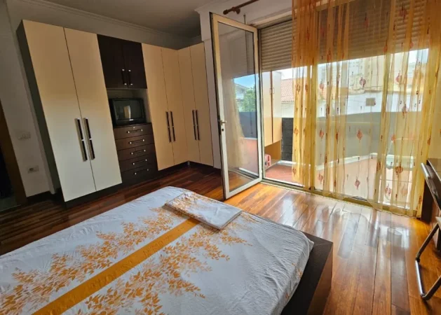 Tirane, jepet me qera apartament 2+1+Ballkon , 110 m² 650 € 