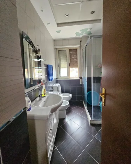 Tirane, jepet me qera apartament 2+1+Ballkon , 110 m² 650 € 