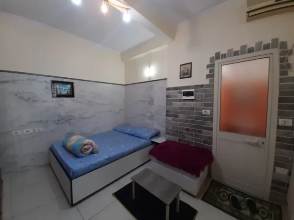 Tirane, jepet me qera apartament 1+1 Kati 1, 40 m² 320 € (Rruga 5 Maji)