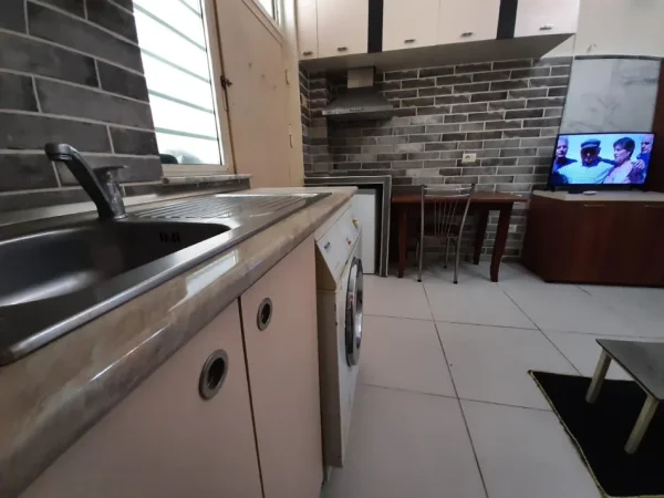 Tirane, jepet me qera apartament 1+1 Kati 1, 40 m² 320 € (Rruga 5 Maji)