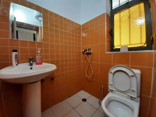 Tirane, jepet me qera apartament 1+1 Kati 1, 40 m² 320 € (Rruga 5 Maji)