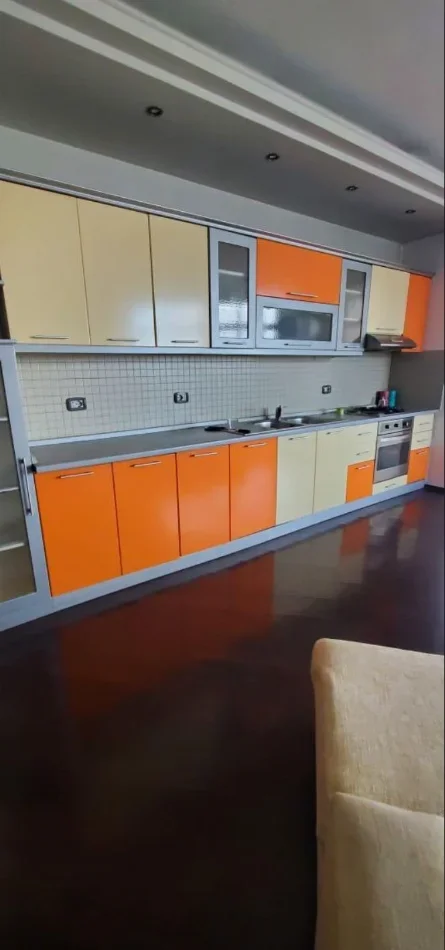 Tirane, jepet me qera apartament 2+1+Ballkon Kati 5, 110 m² 600 € 