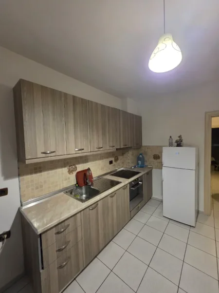 Tirane, jepet me qera apartament 1+1 Kati 3, 60 m² 370 € 