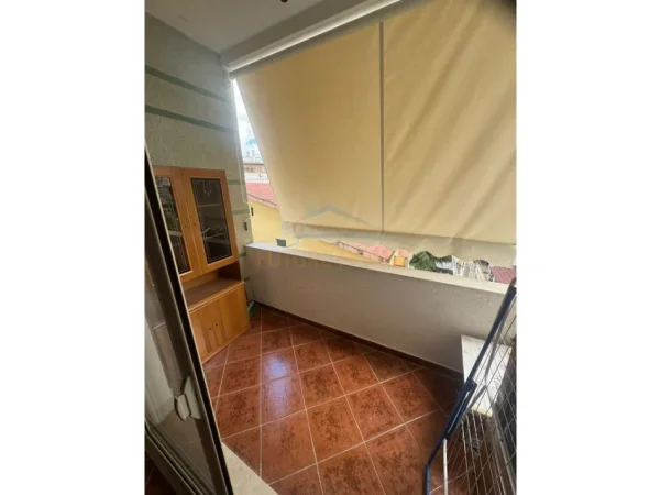 Tirane, jepet me qera apartament 1+1 Kati 3, 61 m² 350 € (Fresku, Rruga e Dajtit)
