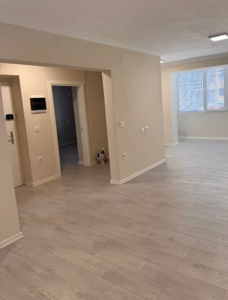 Tirane, jepet me qera zyre , 70 m² 800 € 