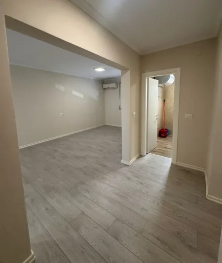 Tirane, jepet me qera zyre , 70 m² 800 € 