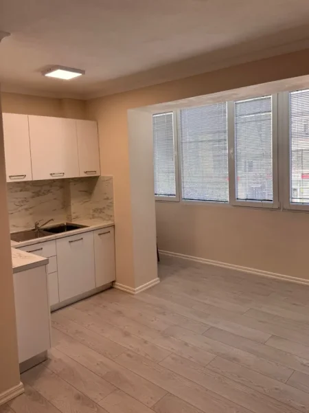 Tirane, jepet me qera zyre , 70 m² 800 € 