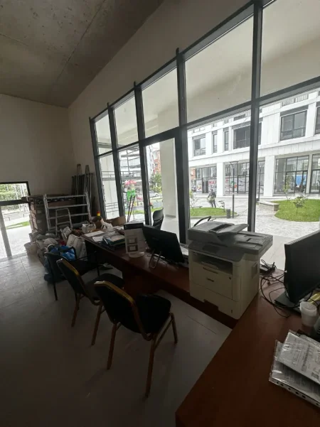 Tirane, jepet me qera dyqan Kati 0, 100 m² 2.500 € (KOMUNA E PARISIT)