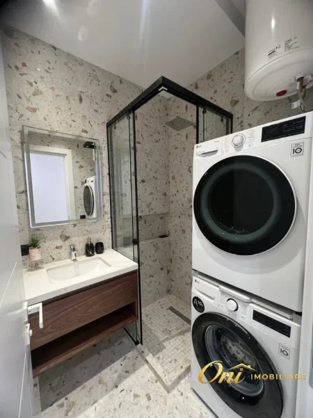 Tirane, jepet me qera apartament 2+1+POST PARKIMI  Kati 7, 90 m² 1.000 € (PERBALL ME UET)