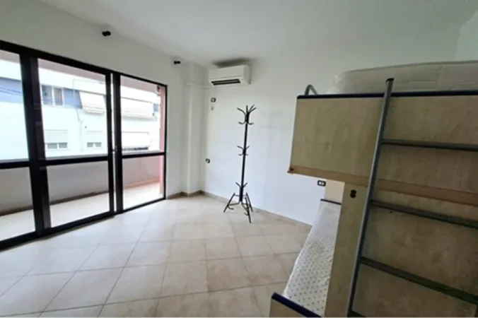 Shitet Apartament 2+1 në Yzberisht